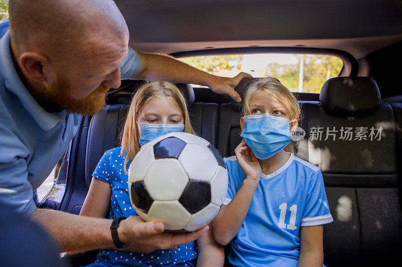 Corona practices for a father and daughters in the car